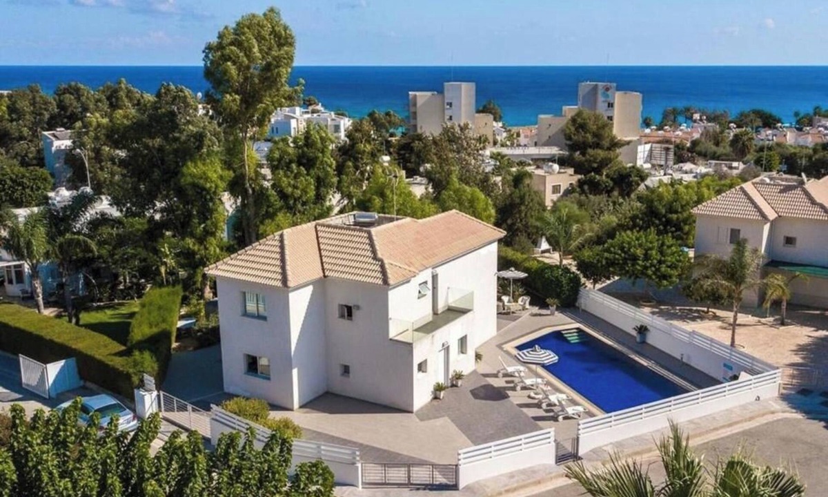 Protaras Villa | Villa Hibiscus is a unique and spectacular four bedroom villa in an residential gated cul de sac