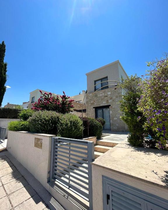 Lara Villa | Villa LIBRO