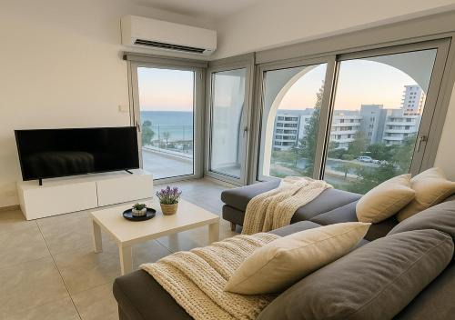 Agios Tychon Apartment | White Sea View Apartment