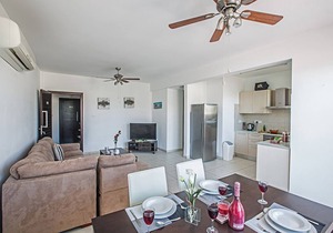 An apartment that sleeps 5 guests in 2 bedrooms