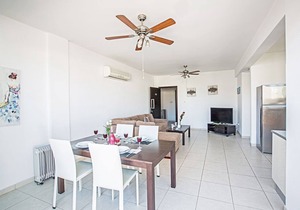 An apartment that sleeps 5 guests in 2 bedrooms