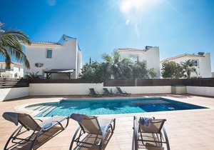 An apartment that sleeps 5 guests in 2 bedrooms