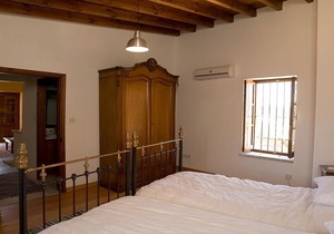 Beautiful Country House with A/C, WiFi and Shared Pool in the Historical Village of Choirokoitia