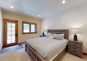 Beautifully updated Big Sky chalet with hot tub, deck & free WiFi in Big Sky