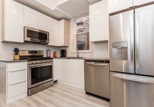 ❤️ Modern 2BR Apt Right next to Wrigley Field & Transit in Chicago