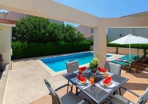 Modern 3 bed villa with pool, close to town