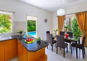 Modern 3 bed villa with pool, close to town