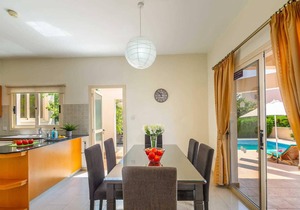 Modern 3 bed villa with pool, close to town
