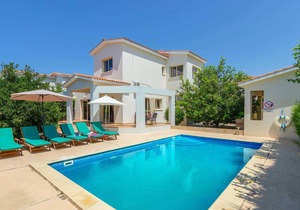 Modern 3 bed villa with pool, close to town