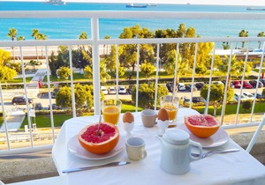 Modern 3 Bedroom Apartment Overlooking the Sea, 6 Guests, Free WIFI, Sat TV
