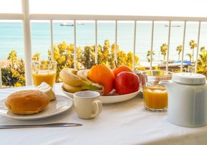 Modern 3 Bedroom Apartment Overlooking the Sea, 6 Guests, Free WIFI, Sat TV