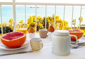 Modern 3 Bedroom Apartment Overlooking the Sea, 6 Guests, Free WIFI, Sat TV
