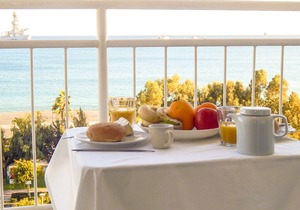 Modern 3 Bedroom Apartment Overlooking the Sea, 6 Guests, Free WIFI, Sat TV