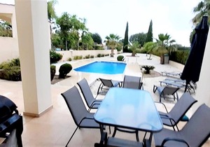 Modern 3 bedroom villa, pool and close to golf course
