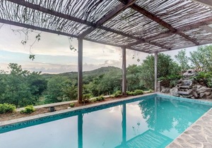 Ocean view gem w/ private pool & world-class surf! in Tola