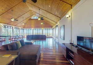 Ocean view gem w/ private pool & world-class surf! in Tola