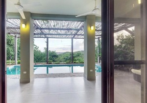 Ocean view gem w/ private pool & world-class surf! in Tola