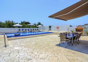 Oniros 2 Villa with private swimming pool in the Sea Caves