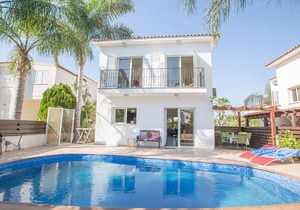 Protaras Dione Villa DI12 - a villa that sleeps 6 guests in 3 bedrooms