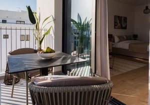 Sanders Armonta - Adorable Studio w/ Balcony