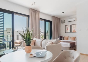 Sanders Armonta - Petite Studio w/ Balcony