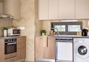 Sanders River Plaza - Neat 2-Bdr Apt with Balcony
