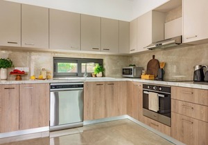 Sanders River Plaza - Airy 1-Bdr Apt with Balcony