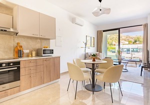 Sanders River Plaza - Cozy 1-Bdr Apt with Balcony