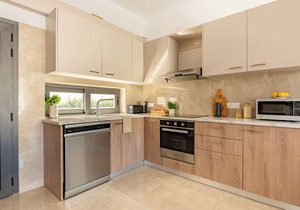 Sanders River Plaza - Cozy 1-Bdr Apt with Balcony