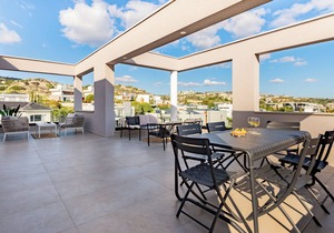 Sanders River Plaza - Nice 3-Bdr Apt with Terrace