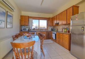 Spacious, Luxurious 3 Bedroom Villa, Big Swimming Pool, big plot can sleep 8