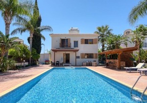 Spacious, Luxurious 3 Bedroom Villa, Big Swimming Pool, big plot can sleep 8