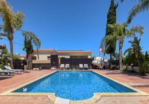 Spacious, Luxurious 3 Bedroom Villa, Big Swimming Pool, big plot can sleep 8