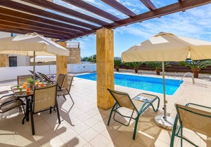 Spacious villa with private pool, close to resort