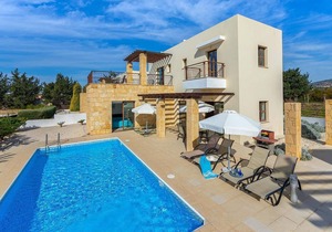 Spacious villa with private pool, close to resort