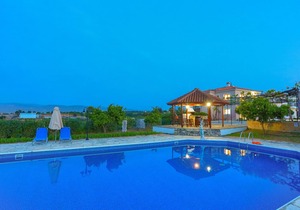 Villa Athina Finiki: Private pool and gardens, A/C, Wi Fi, sea views