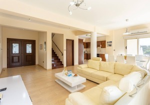 Villa Rose - Four Bedroom Villa, Sleeps 9