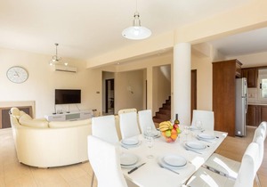 Villa Rose - Four Bedroom Villa, Sleeps 9