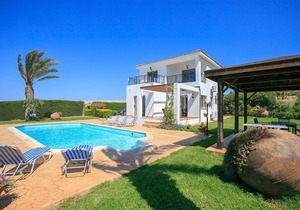Villa Pelagos: Large Private Pool, Walk to Beach, Sea Views, A/C, WiFi