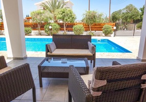 Villa with private pool, short drive from town