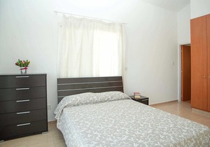Villa with private pool, short drive from town