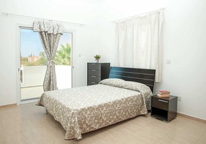Villa with private pool, short drive from town