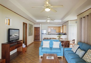 Villas Iguana A-14: Beachfront Condo! in Tola