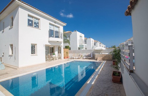 Pernera Villa | 130 m² Villa ∙ 3 bedrooms ∙ 6 guests