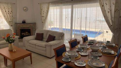 Peyia Town Villa | 140 m² Villa ∙ 3 bedrooms ∙ 7 guests