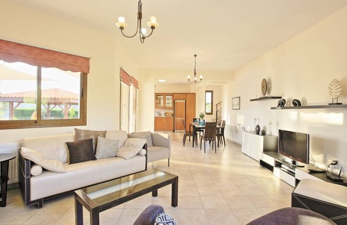 Pano Arodhes Villa | 140 m² Villa ∙ 4 bedrooms ∙ 8 guests