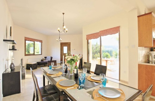Pano Arodhes Villa | 140 m² Villa ∙ 4 bedrooms ∙ 8 guests