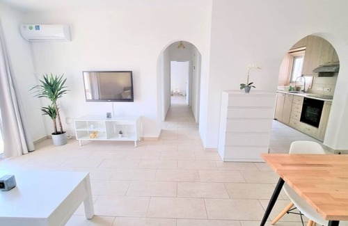 Larnaca Apartment | 2 Apts | 14 guests | City Centre | 100 MBit W-lan