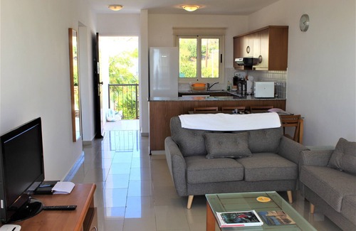 Peyia Town Apartment | 2 bed top floor apartment, stunning views, Aircon, 2 pools, Free unlimited WIFI
