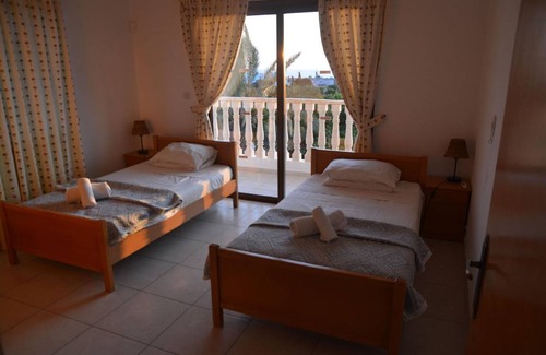 Agios Georgios Pegeias House | 200 m² House ∙ 4 bedrooms ∙ 8 guests